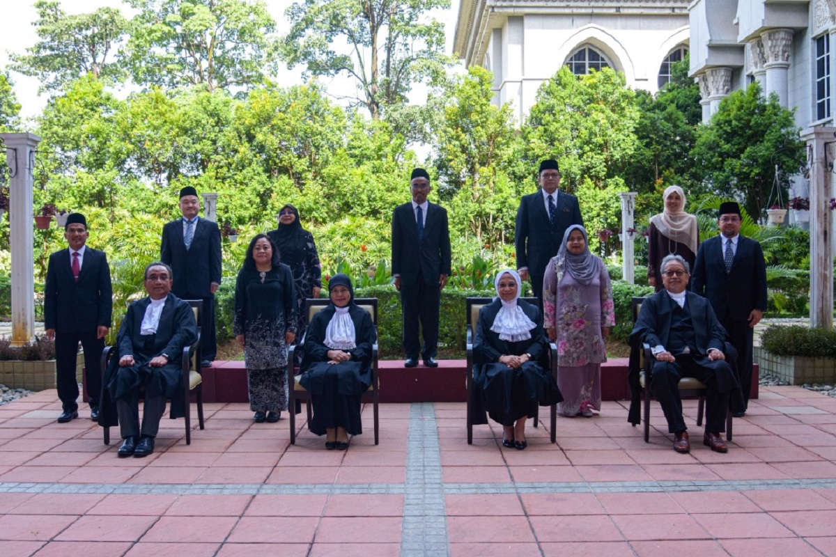 Tengku Maimun (seated, second from left) with Chief Judge of Malaya Tan Sri Azahar Mohamed (seated, far left), Court of Appeal president Tan Sri Rohana Yusuf (seated, second from right), Chief Judge of Sabah and Sarawak Datuk Abang Iskandar Abang Hashim (seated, far right), and the newly appointed High Court judicial commissioners (Photo by the Malaysian Judiciary)
