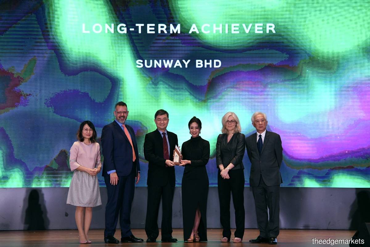 Sunway Bhd received the long-term achiever award under the equities category. (From left) The Edge Malaysia editor-in-chief Kathy Fong, Bursa Malaysia chief executive officer Datuk Muhamad Umar Swift, Ong Pang Yen, the executive director of the chairman's office at Sunway Group, UOB Malaysia CEO Ng Wei Wei, Helena Fung, the head of sustainable investment for Asia-Pacific at FTSE Russell, and Datuk Ho Kay Tat, the publisher and group CEO of The Edge Media Group. (Photos by Low Yen Yeing)