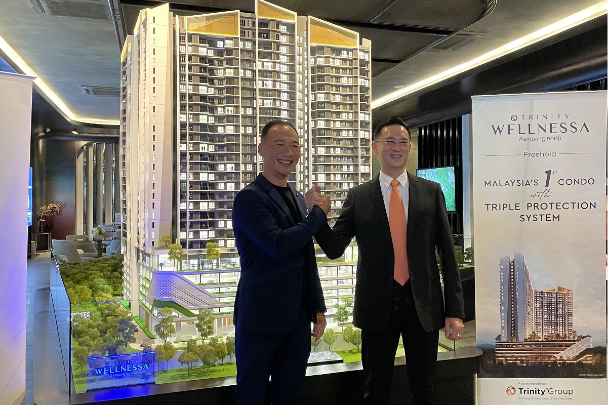 Neoh (right) and Oxley Holdings (Malaysia) executive director Eddie Lim Chee Chong at the grand launch of Trinity Wellnessa (Photo by Chung Ying Yi/The Edge)