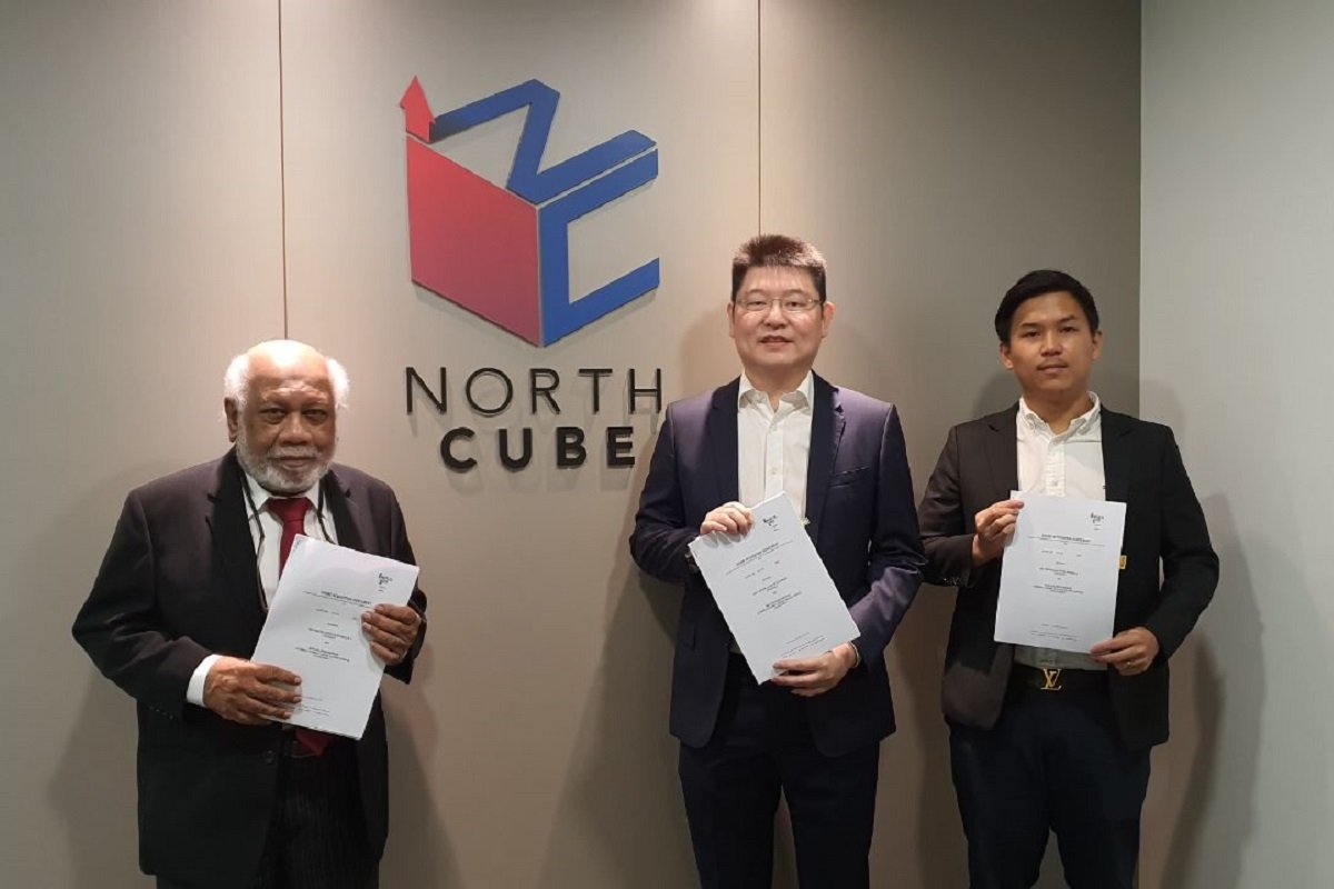 MAG控股独立董事Collin Goonting a/l OS Goonting(左起)、执行主席黃敏麟和North Cube私人有限公司股东林俊卫。