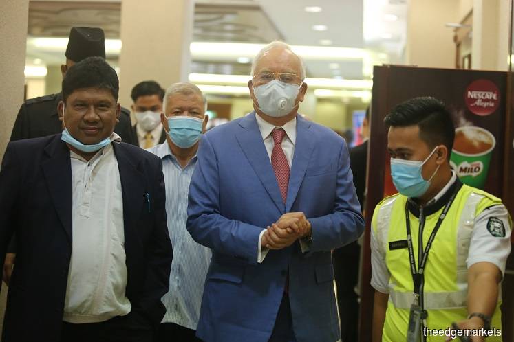 Najib at the Kuala Lumpur Courts Complex this morning. (Photo by Mohd Suhaimi Mohamed Yusuf/The Edge)