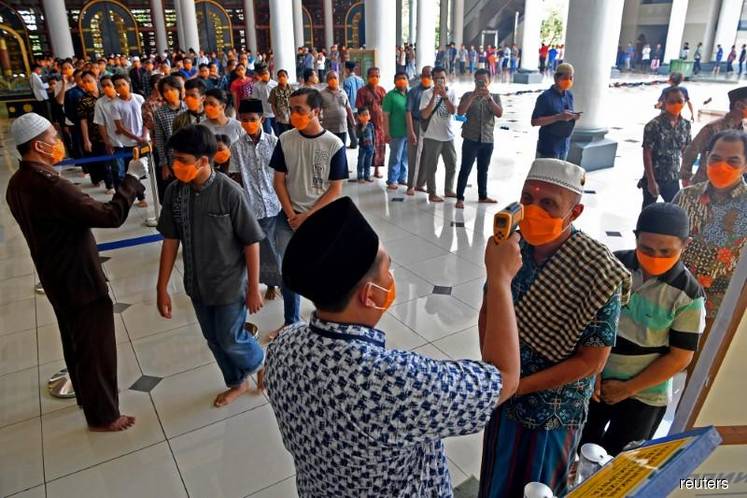 Muslims in Indonesia divided over Friday prayers amid 