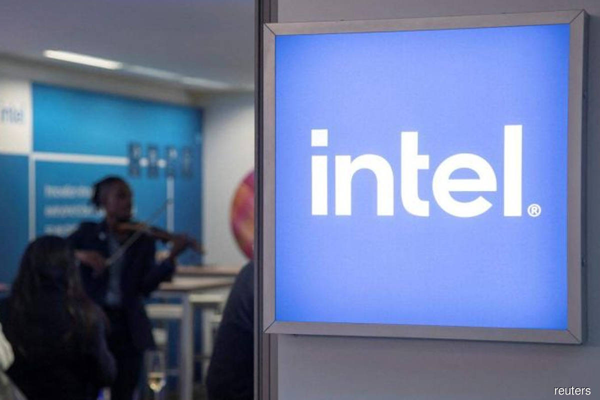 Intel drags down chipmakers with views on weakening demand