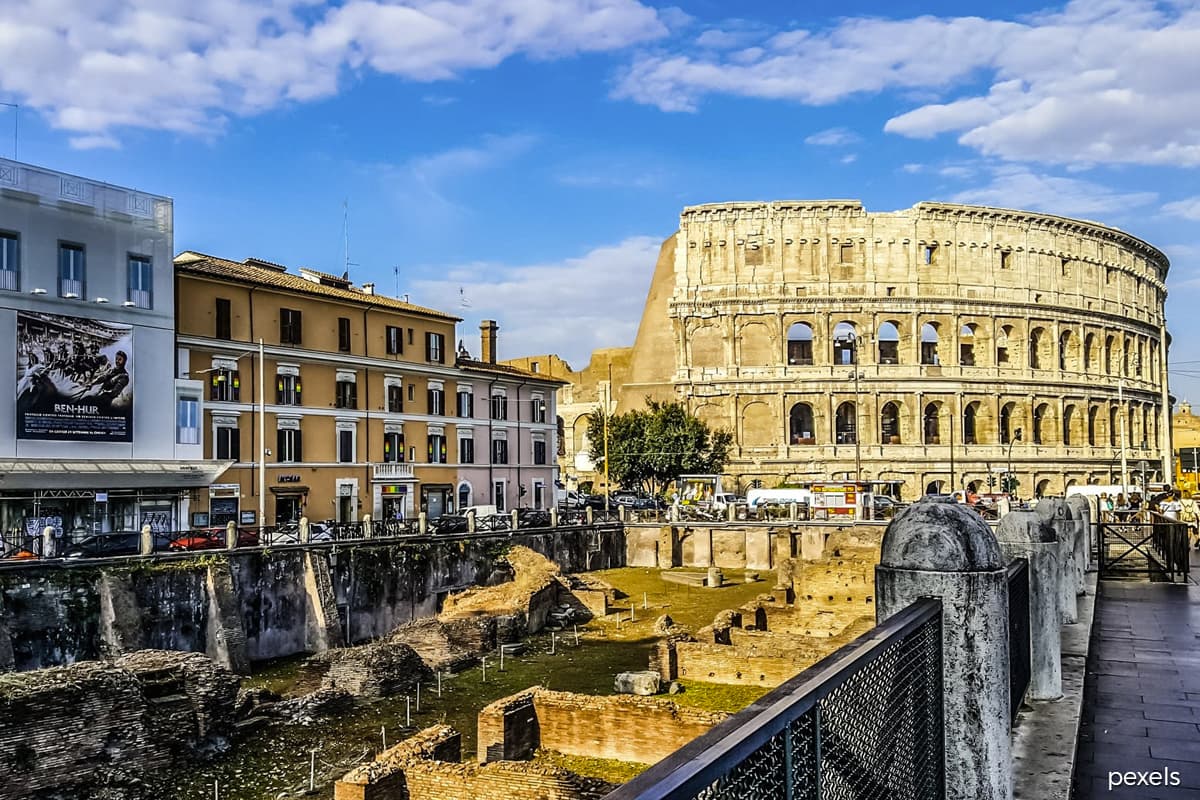 Italy readies national curfew, movement bans for risk areas