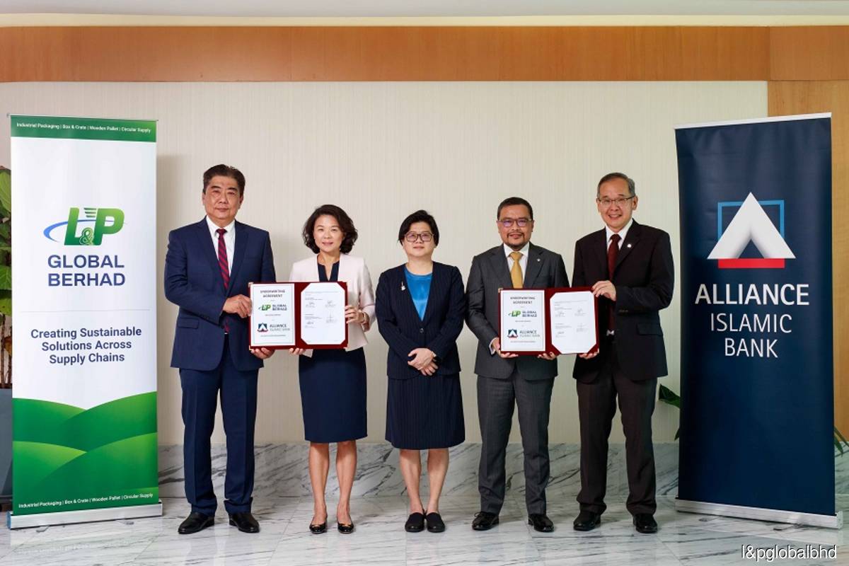 (Left to right): Ong Kah Hong, executive director cum chief operating officer (COO), L&P Global Bhd; Ooi Lay Pheng, executive director cum chief executive officer (CEO), L&P Global Bhd; Ooi Hooi Kiang, non-independent non-executive chairperson, L&P Global Bhd; Rizal IL-Ehzan Fadil Azim, CEO, Alliance Islamic Bank Bhd (AIS); Tee Kok Wah, senior vice president cum head of corporate finance, AIS, at the underwriting agreement signing ceremony.