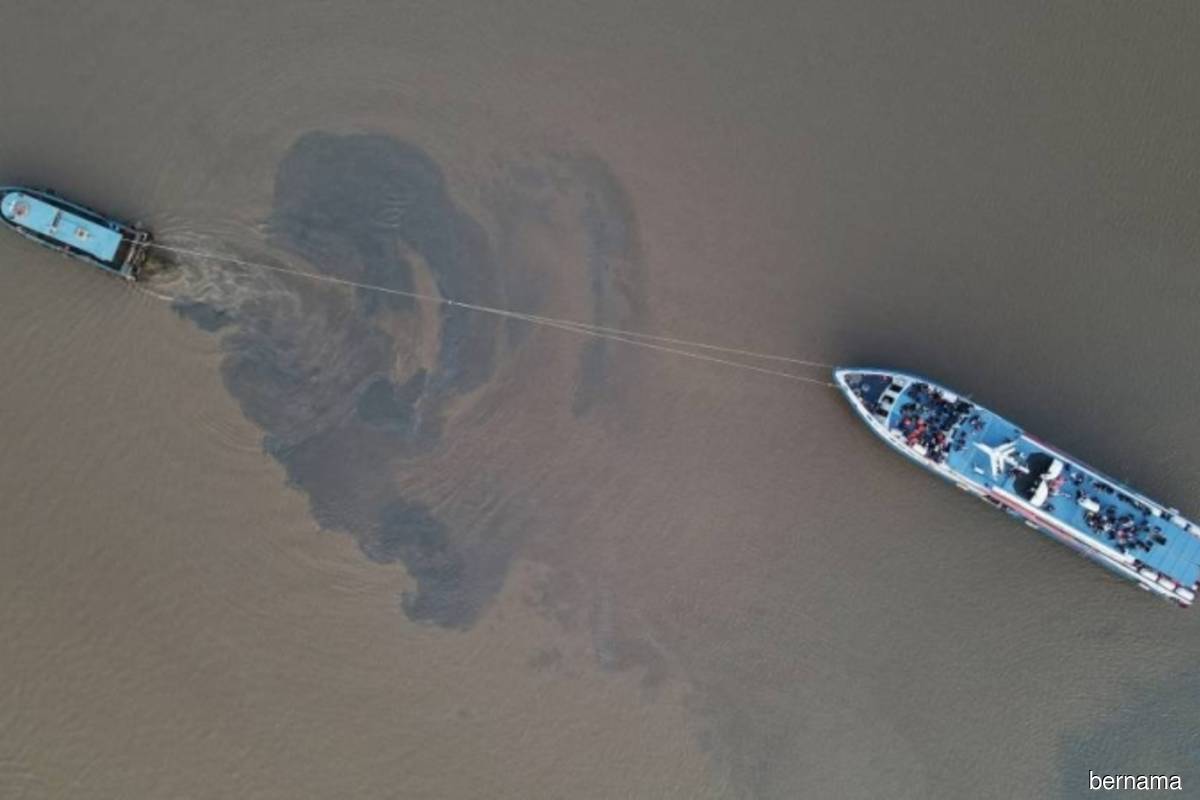 langkawi-ferry-runs-aground-near-jetty-over-500-passengers-stranded