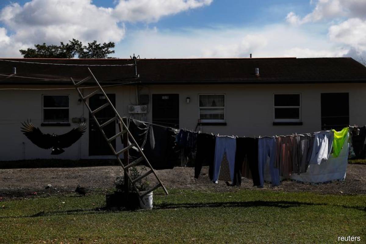 Cold weather, tight supply depress US home sales