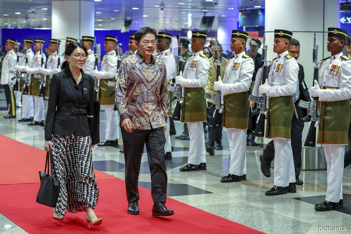 Singapore PM arrives in Malaysia for two-day working visit