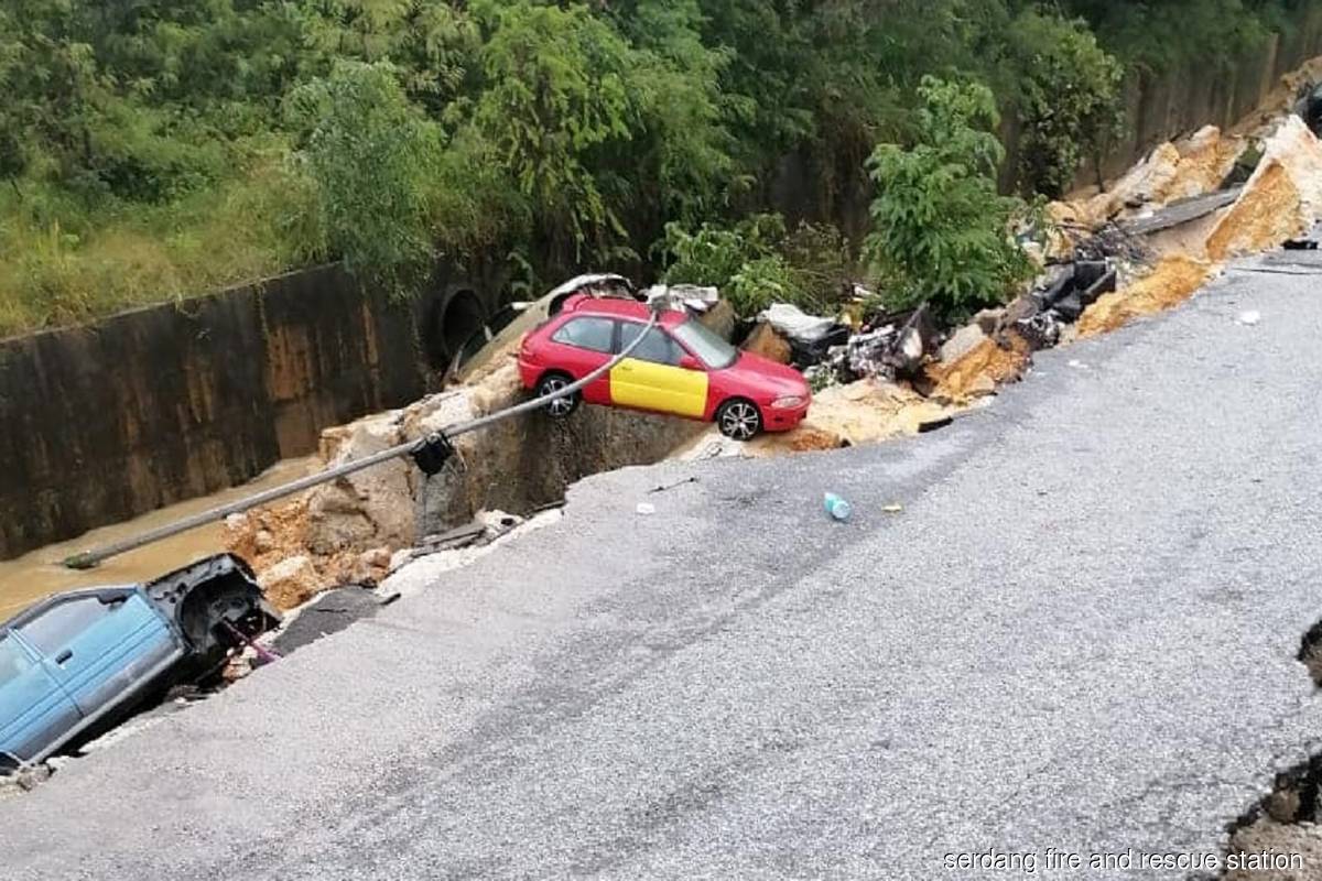 Subsidence in Lestari Perdana, five vehicles damaged