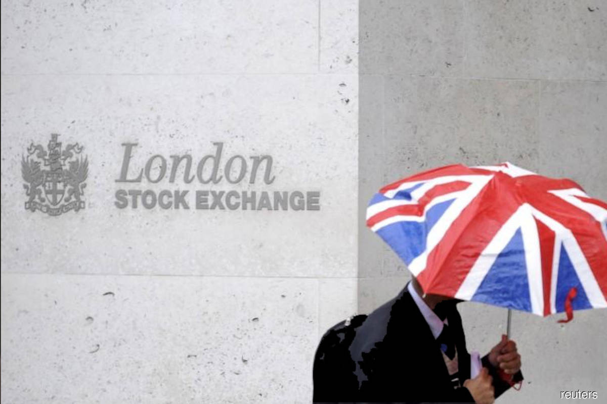 London stocks fall as fears of banking crisis linger