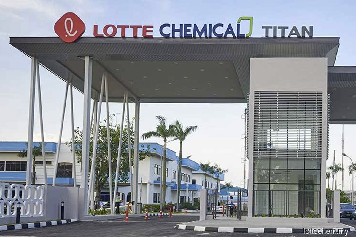 Lotte Chemical Titan among top gainers after rising 8.9% on special dividend