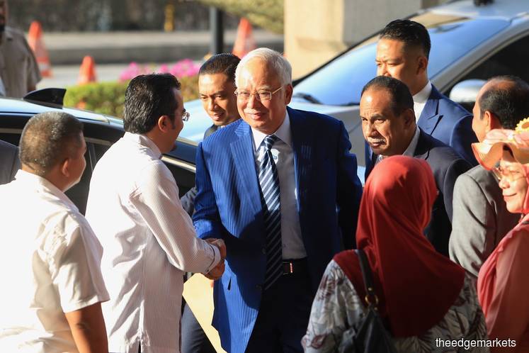 Najib greeting his supporters at the Kuala Lumpur Court Complex today. (Photo by Shahrin Yahya/The Edge)