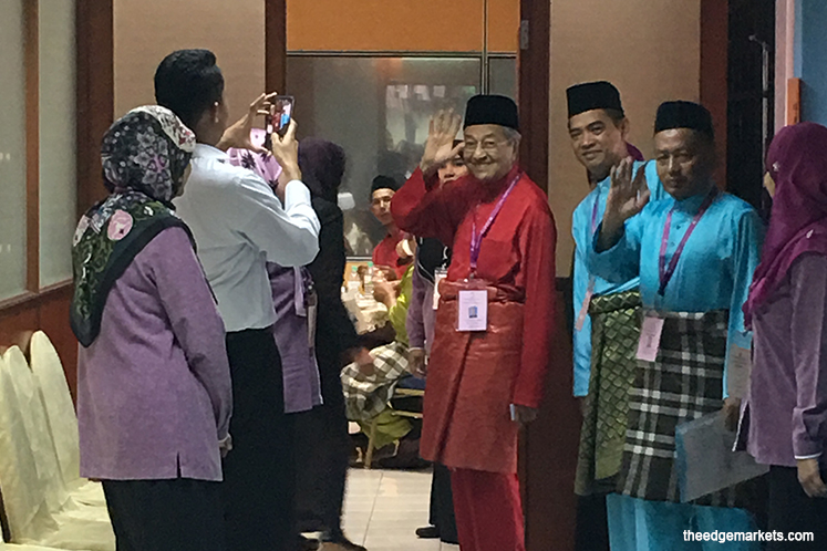 Tun M steps into the battlefield after 14 years, files nomination papers