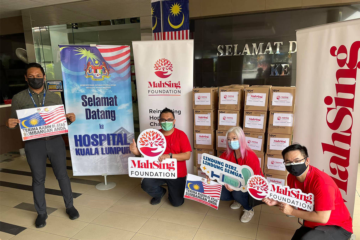 Mah Sing’s M’Power members handing over the donation of nitrile examination gloves to the representative of Hospital Kuala Lumpur as part of their effort to help the nation combat the Covid-19 pandemic