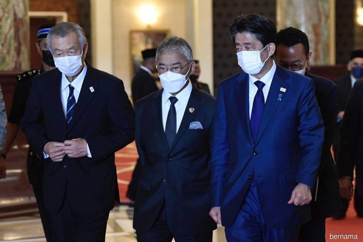 Yang di-Pertuan Agong Al-Sultan Abdullah Ri’ayatuddin Al-Mustafa Billah Shah (centre) with former Japanese Prime Minister Shinzo Abe (right) at Istana Negara on Friday, March 11, 2022. (Photo by Bernama)