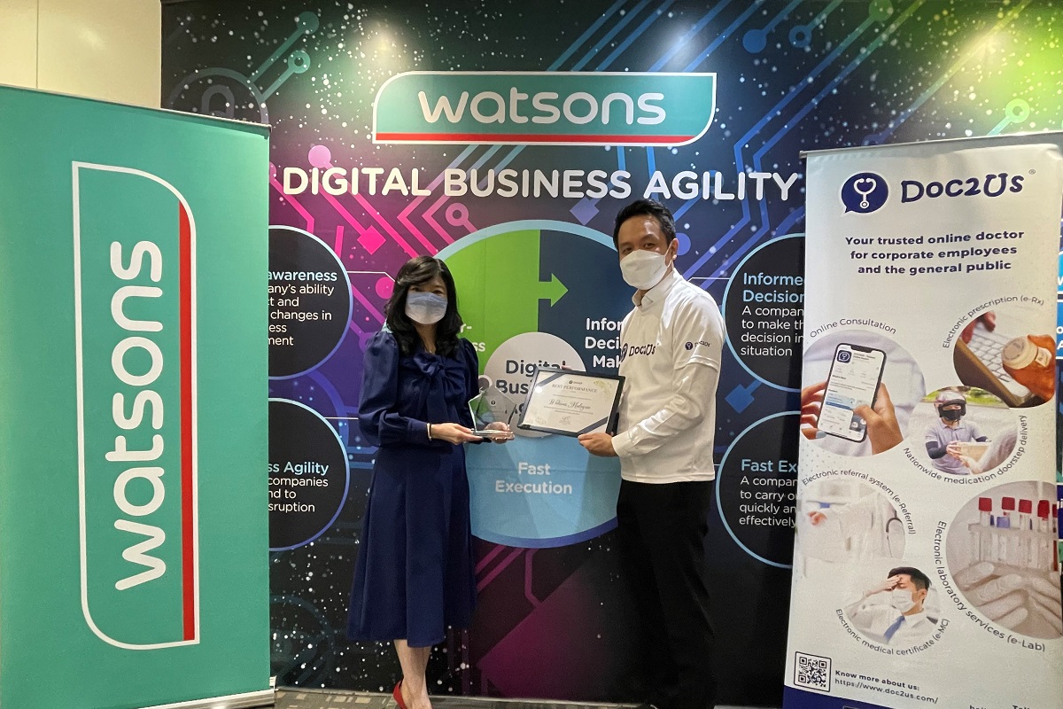 Watsons Malaysia managing director Caryn Loh (left) being presented with the EPS award by DOC2US co-founder and chief executive officer Dr Raymond Choy (right).