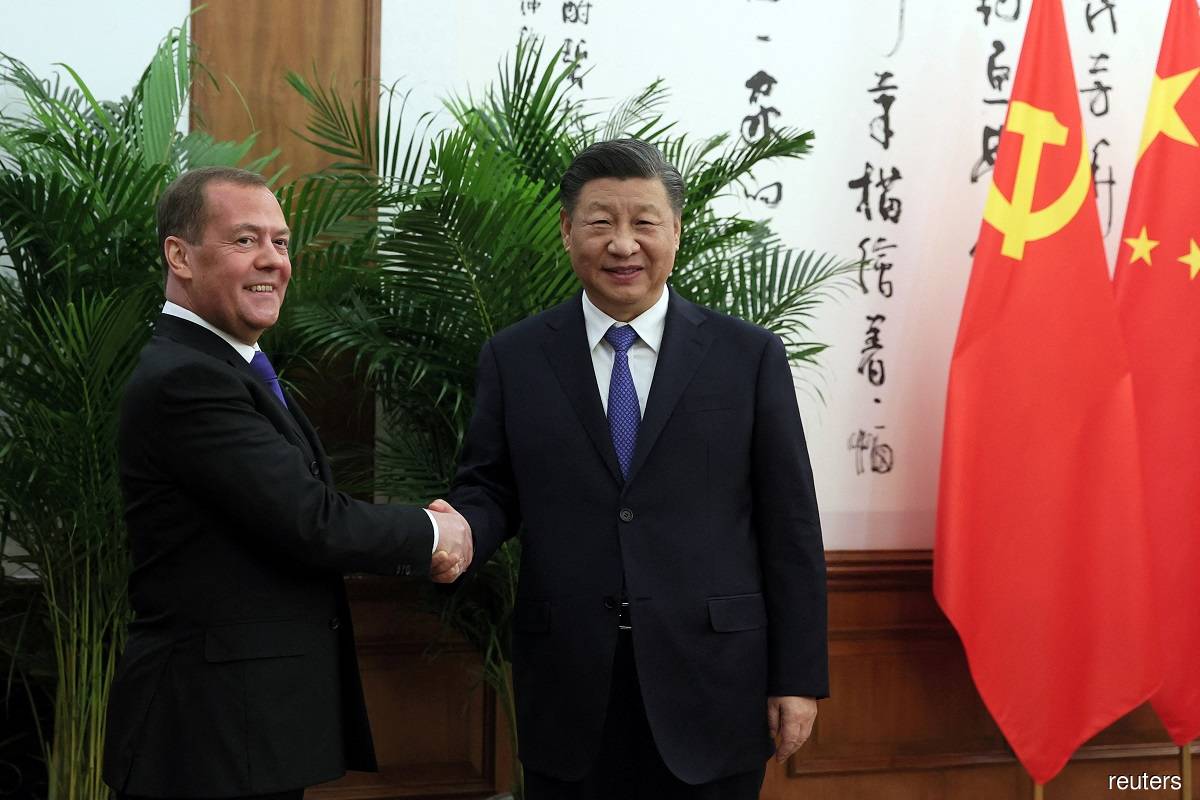 Chinese President Xi Jinping and former Russian president Dmitry Medvedev