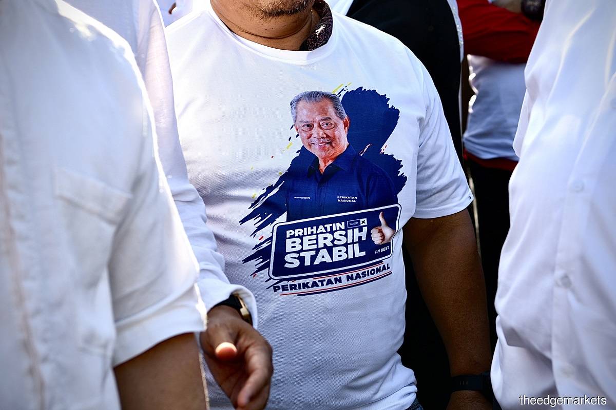 支持者身穿印有慕尤丁肖像的白衣，在反贪会总部外声援慕尤丁。（摄影：Shahrill Basri/The Edge）