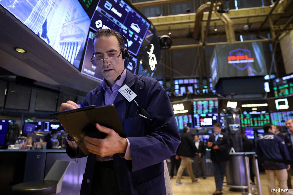 Wall Street ends mixed as investors eye jobs data