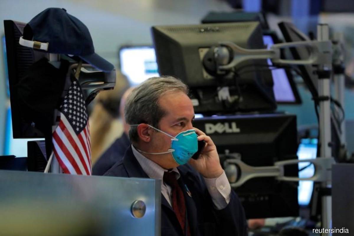 Wall St tracks weekly gains on strong banks earnings, retail sales data