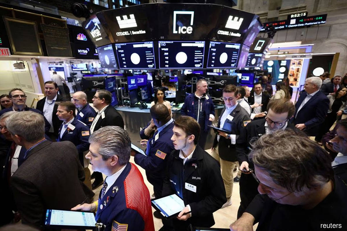 Wall St finishes topsy-turvy day higher, S&P snaps losing run