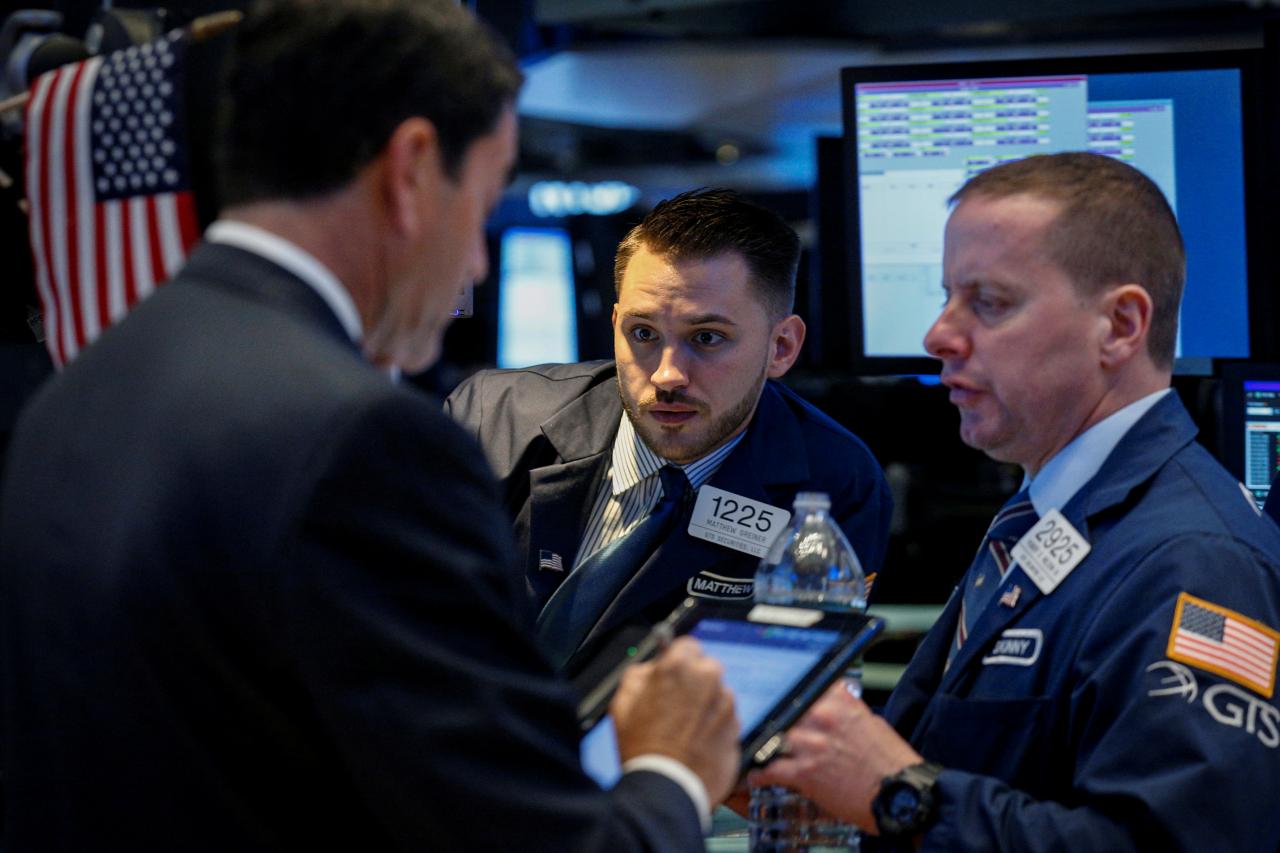 Wall St falls after Fed statement, energy shares tumble