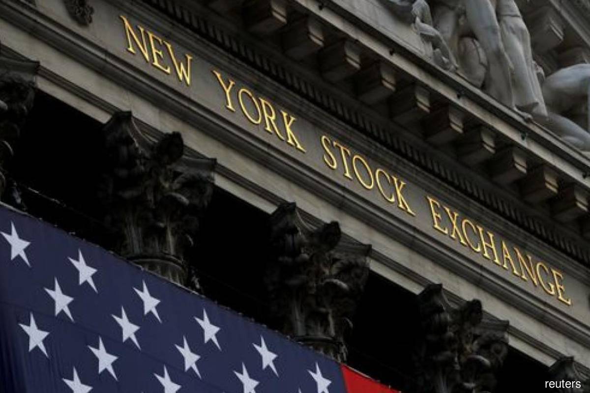 Wall St ends higher on recovery expectations