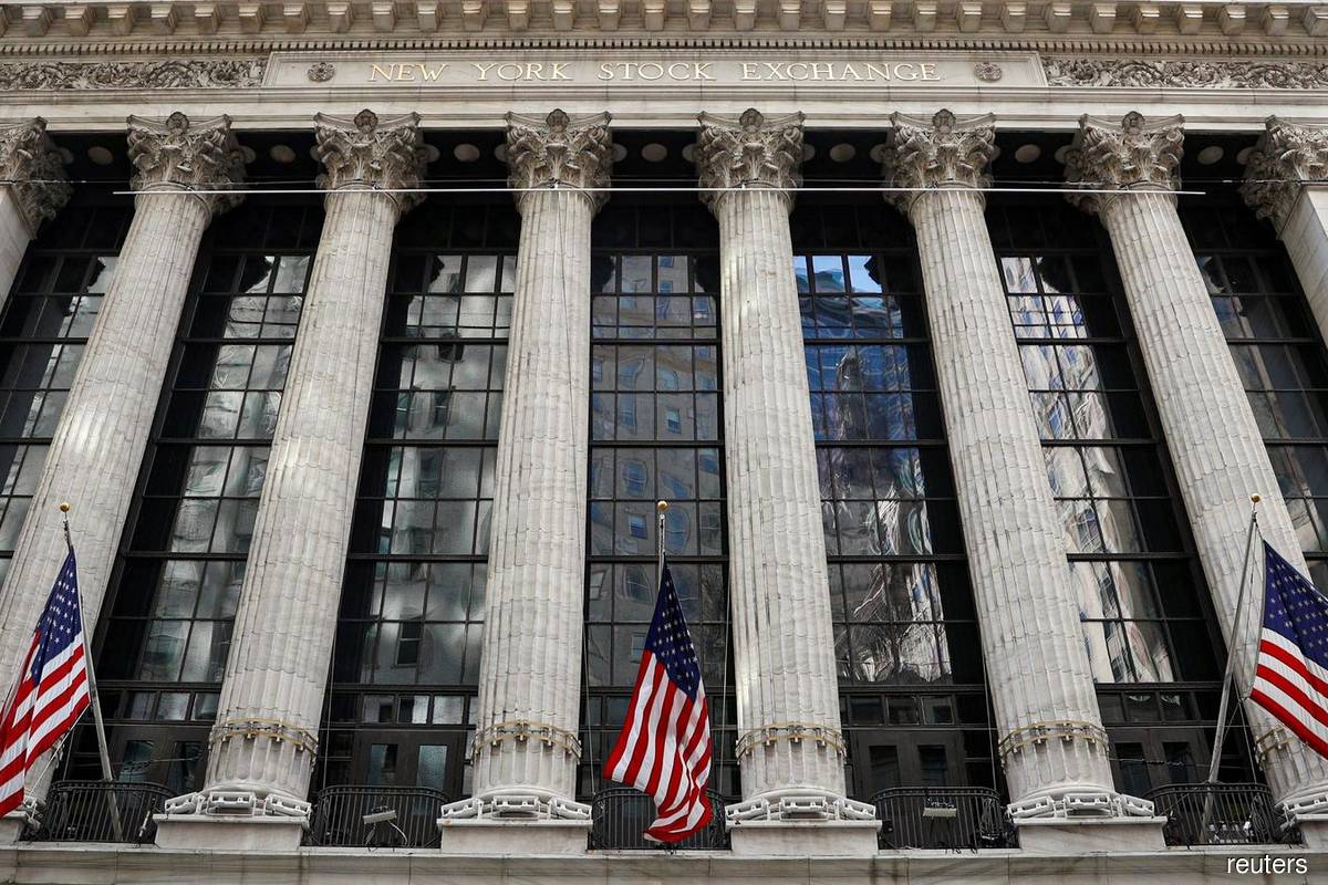 S&P closes slightly higher after Fed minutes fed stable rate view