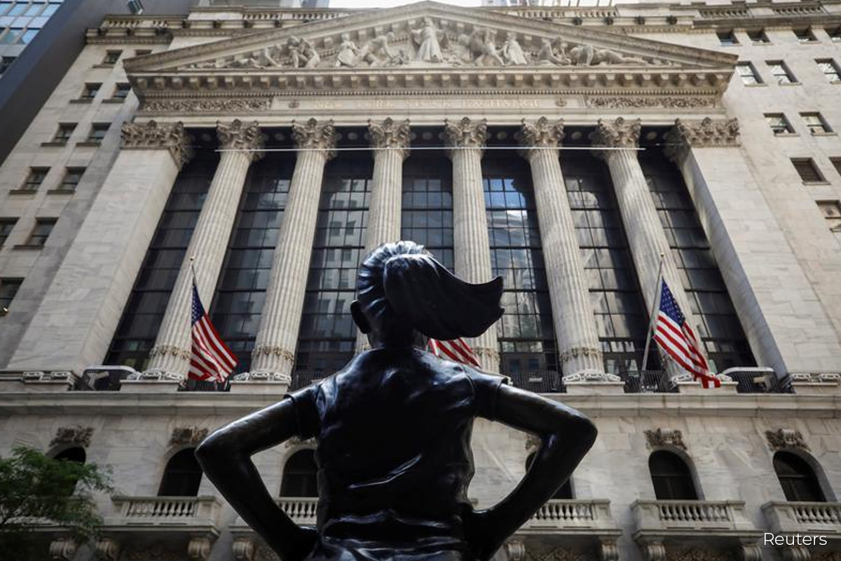 Global stock markets slide at end of record November