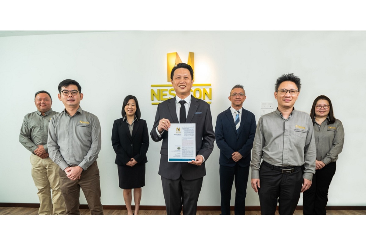 Nestcon Bhd group MD Datuk Dr Lim Jee Gin (centre) unveiling the prospectus with finance director Lim Joo Seng (third from left) and M&A Securities Sdn Bhd head of corporate finance Gary Ting (third from right), alongside other key senior management team members of Nestcon. (Photo taken before the full movement control order [FMCO])