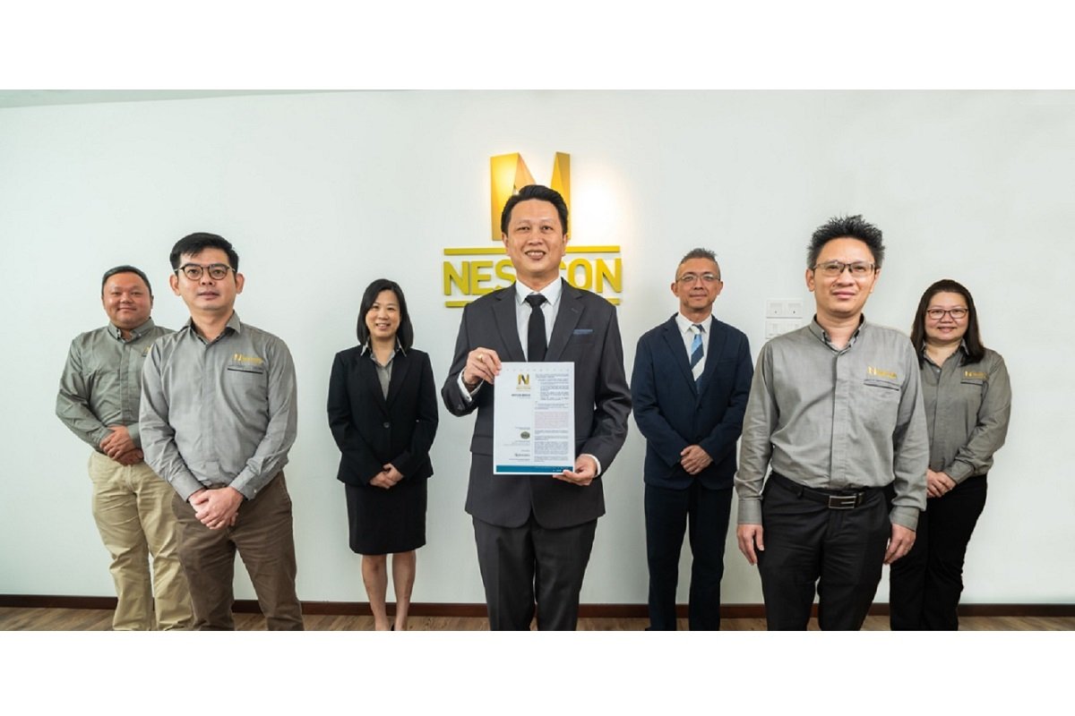 Nestcon集团董事经理拿督林启君(中)在财务总监Lim Joo Seng(左3)、M&A证券企业金融主管丁华代(右3)及Nestcon其他主要高级管理层陪同下推出招股书。(图片摄于FMCO前)