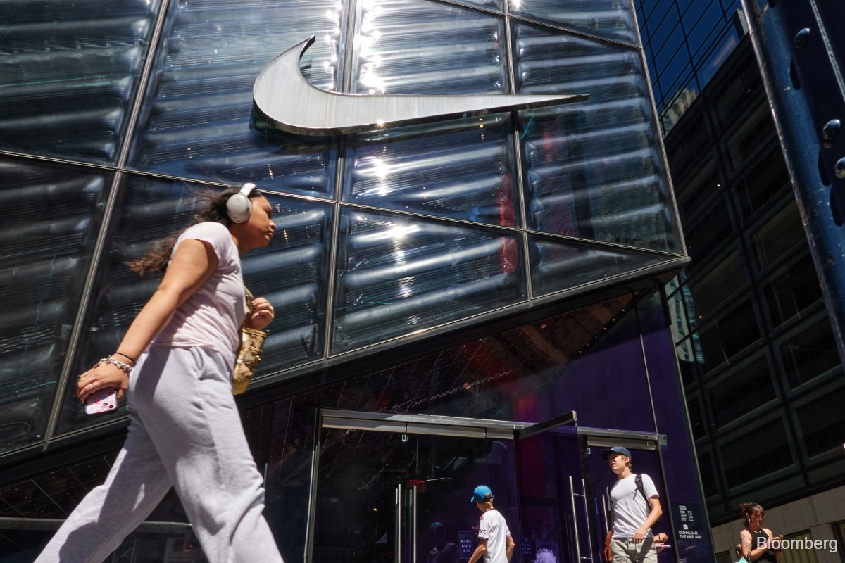 Nike shares plummet to lowest in decade as turnaround sputters