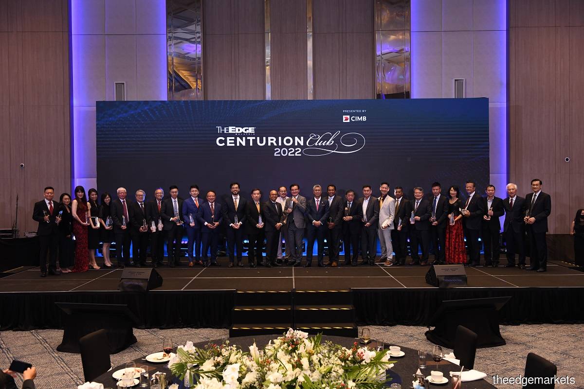 Tengku Zafrul (13th from right), Tong (15th from left), Ho (2nd from right), and The Edge Editor-in-Chief Kathy Fong (2nd from left), with the winners of The Edge Malaysia Centurion Club Awards 2022.