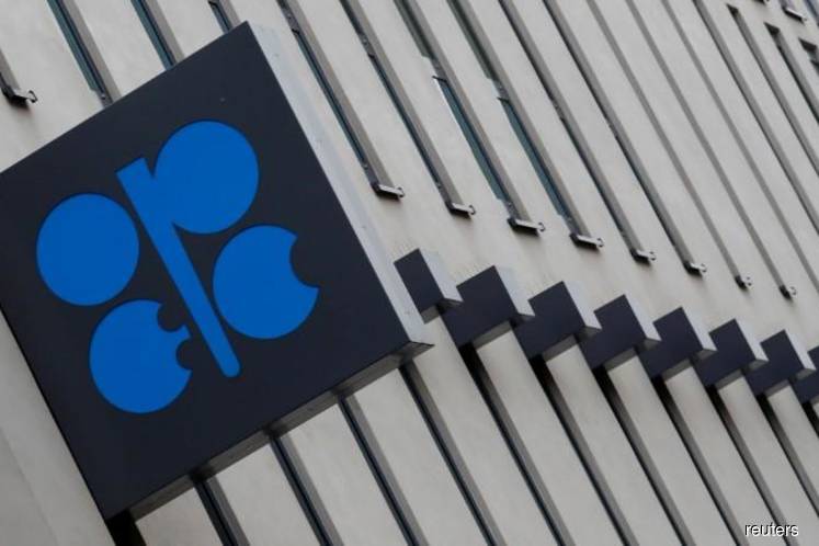 Saudi Oil Cuts Take Seven Supertankers a Day Off the Market