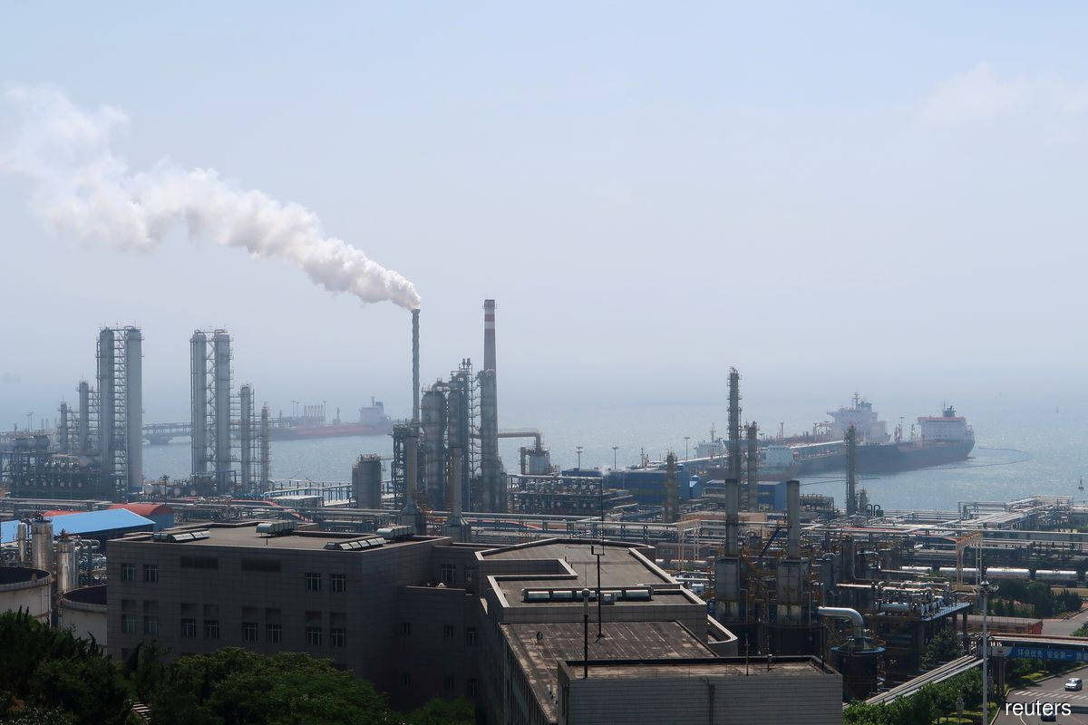 China's refinery output rebounds further to plug diesel crunch