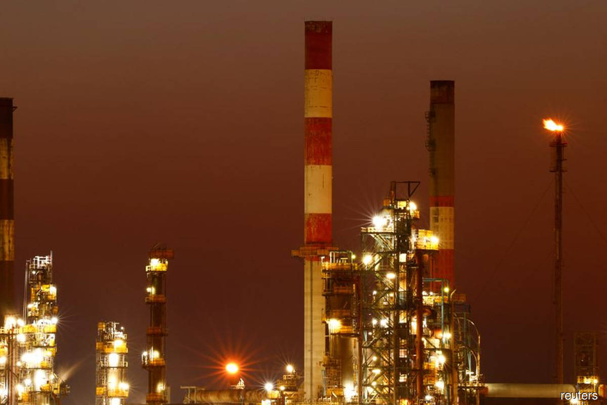 Oil prices retreat on demand destruction fears, benchmarks off 4% for week