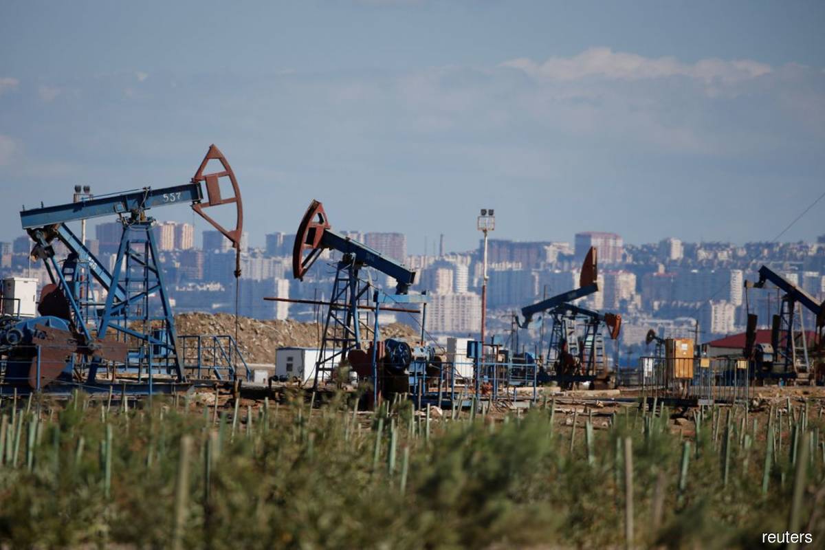 Oil prices tick down as inflation woes take centre stage