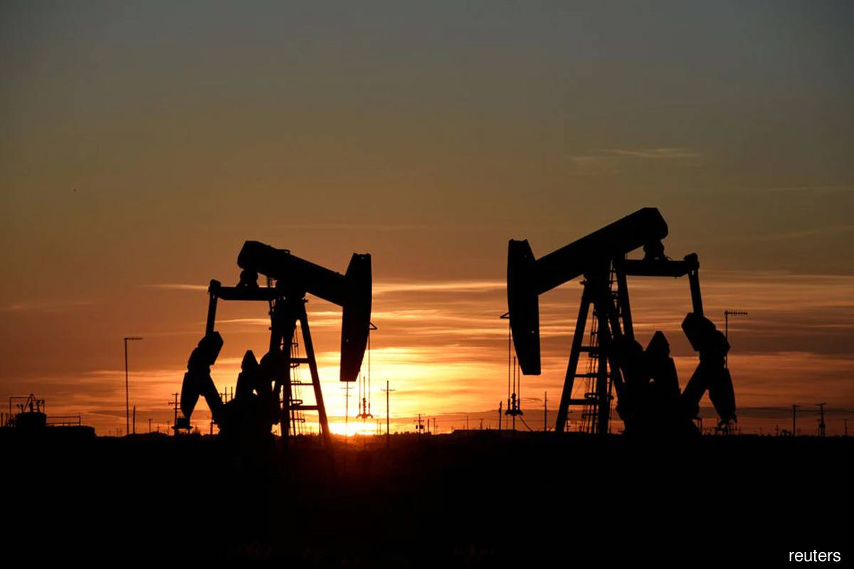 Oil prices tumble amid banking fears