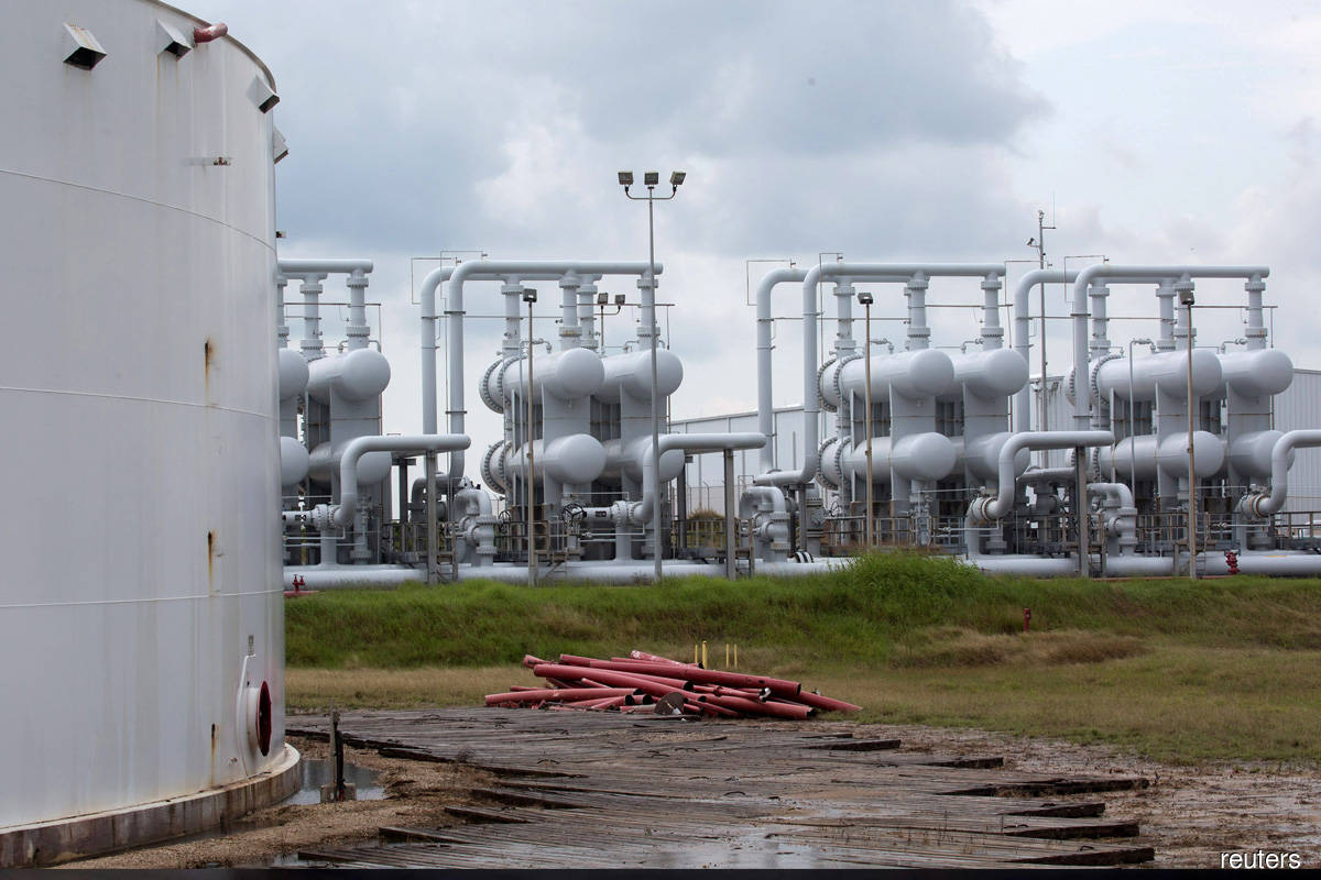 Oil settles up, Brent tops US$76 as US supplies tighten more