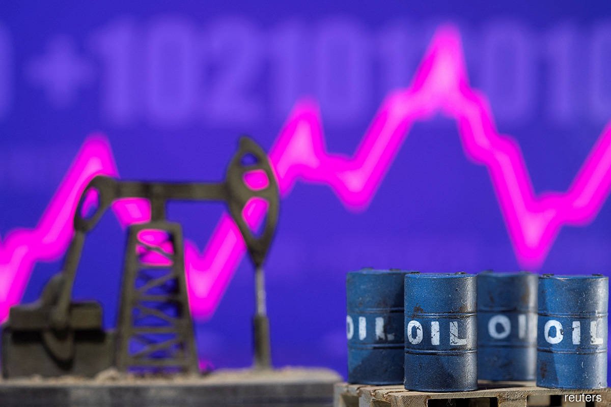 Oil edges up as market weighs economy outlook, awaits stocks data