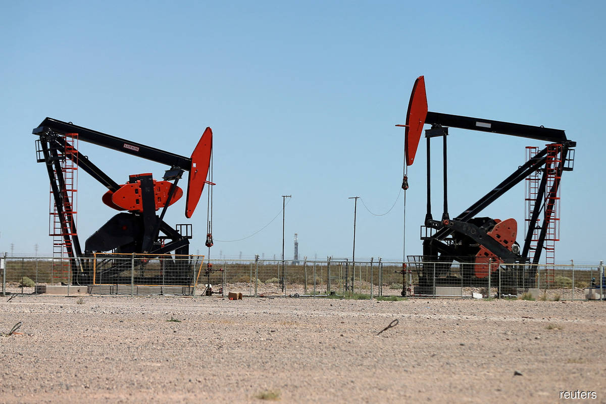 Oil prices remain flat after rise in US inventories