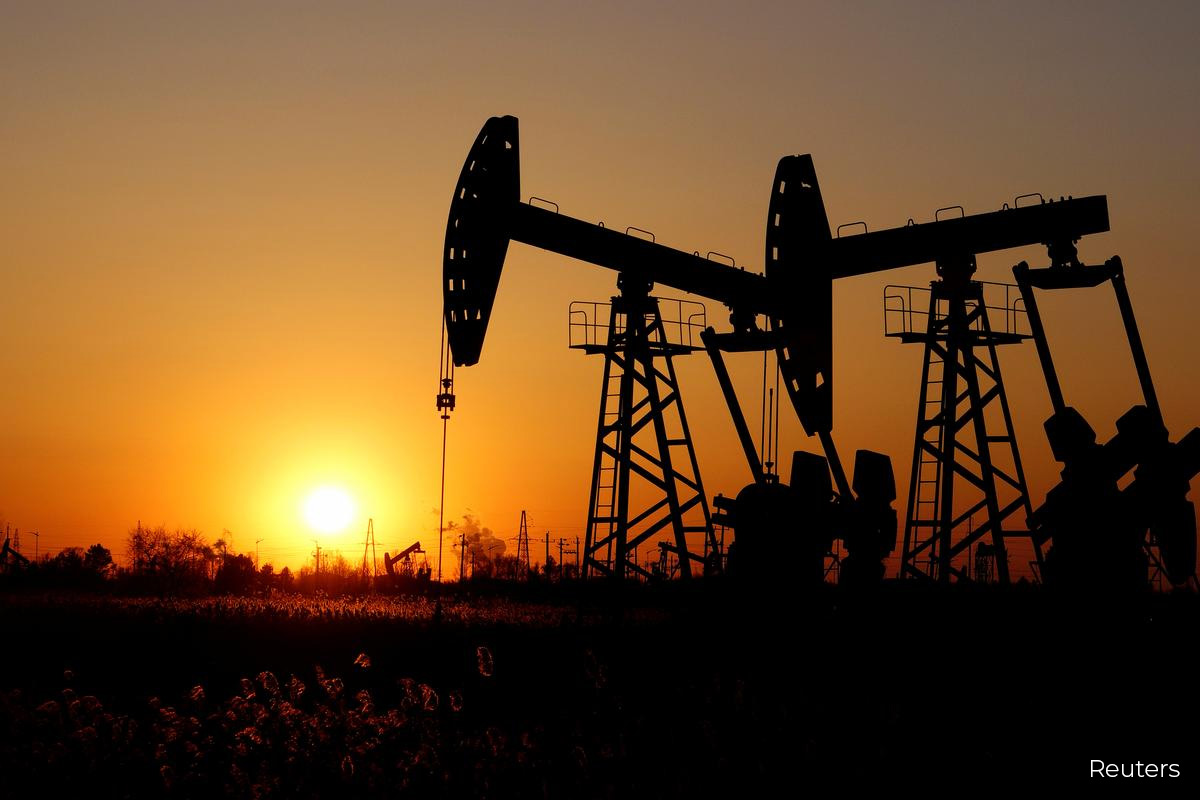 Oil prices face uphill struggle in 2021 despite vaccine progress — poll