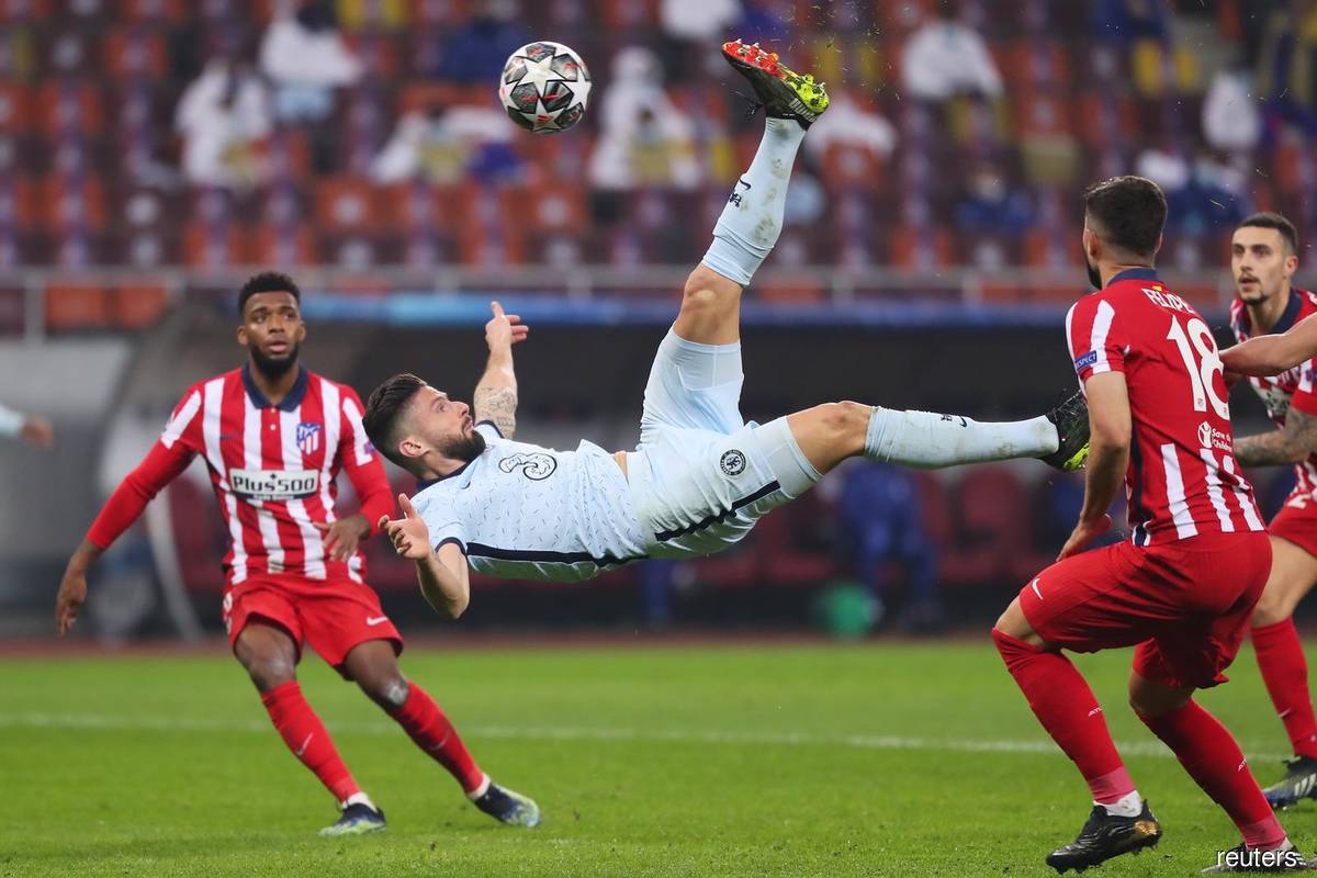 Acrobatic Giroud gives Chelsea advantage over Atletico