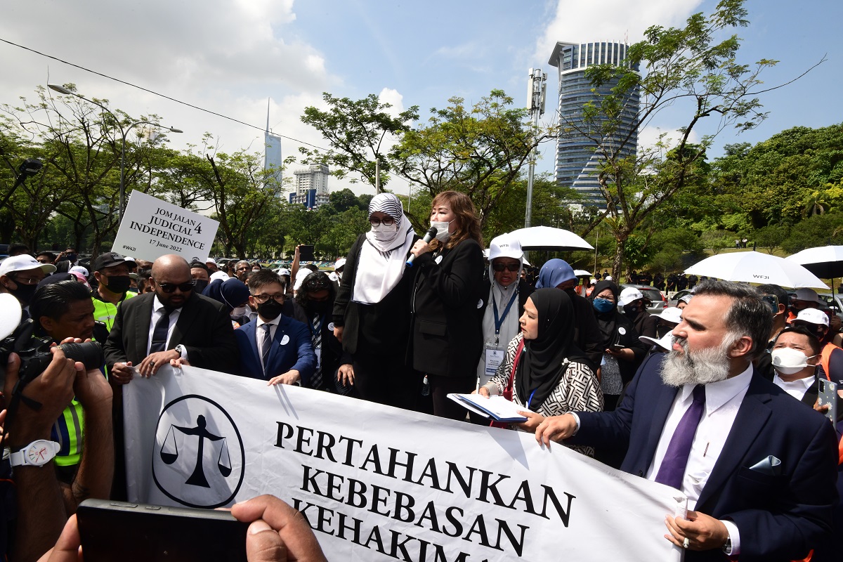 More than 300 lawyers had gathered since 9am for a peaceful protest under the Malaysian Bar’s 'Walk for Judicial Independence' event to support the memorandum. (Photo by Patrick Goh/The Edge)