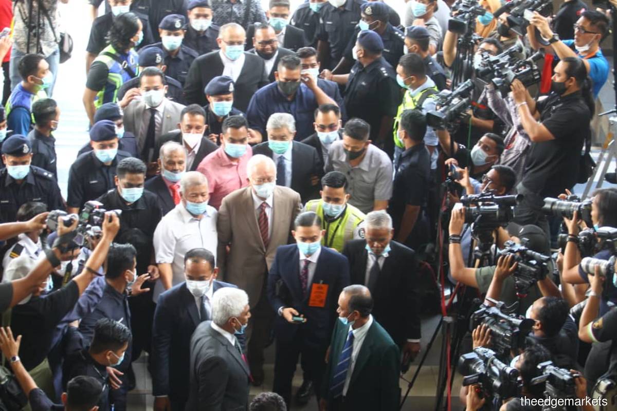Najib entering the court complex earlier this morning. (Photo: Patrick Goh/The Edge)