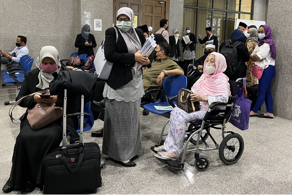 Aminah Abdullah (in a wheelchair) with her lawyer Nur Hidayah A Bakar, who is holding court files, at the Syariah Court in Kuala Lumpur on Tuesday (Jan 11)