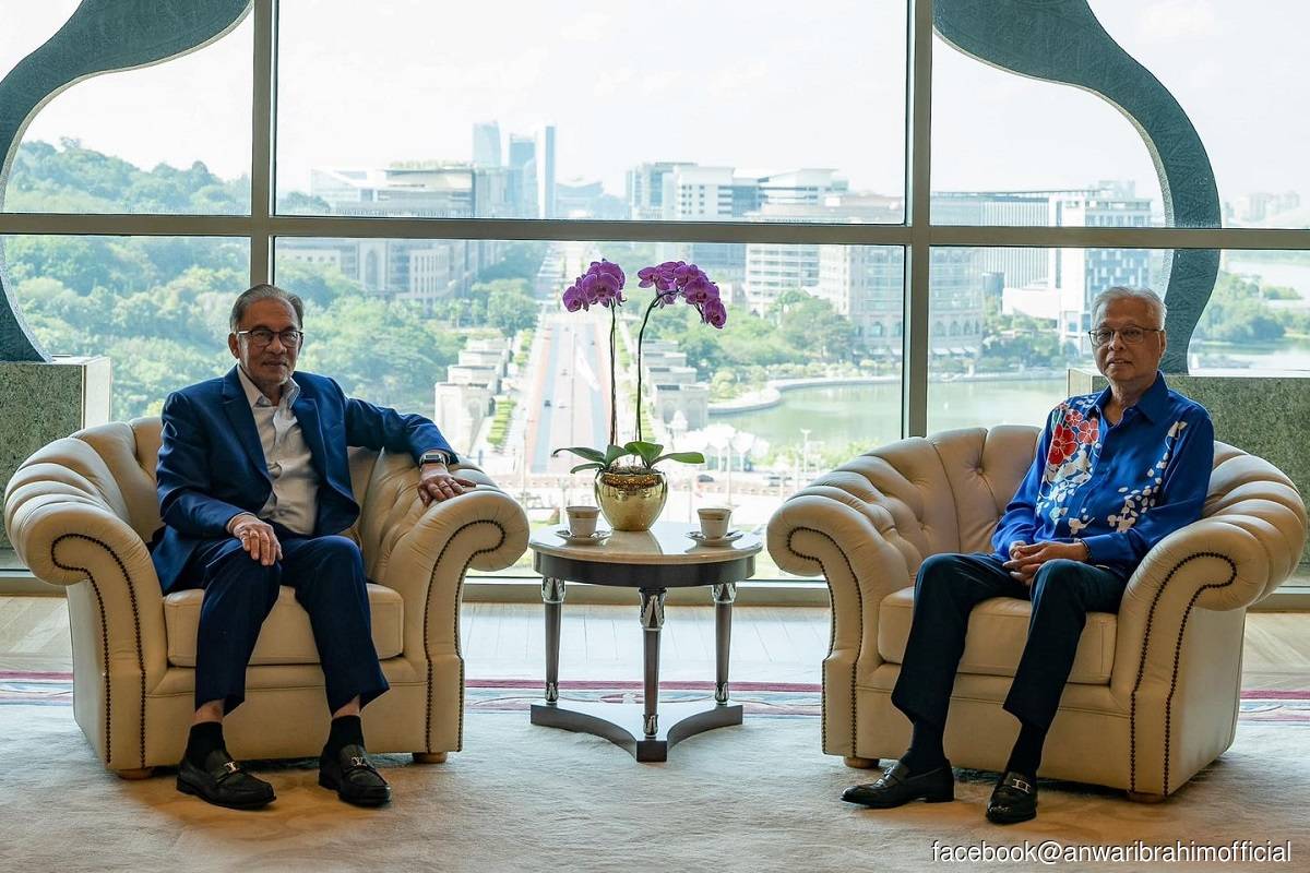 Anwar exchanges views on current issues with Ismail Sabri at meeting