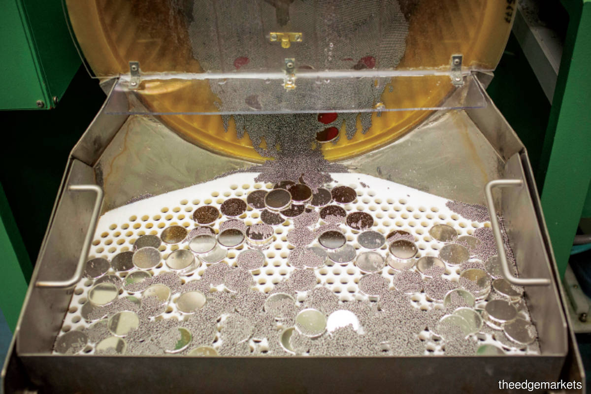 One ounce silver coins undergoing washing at a cleaning facility at the US West Point Mint facility in West Point,  New York ... Some market experts expect silver prices to reach US$30 per oz this year. (Photo by Reuters)  