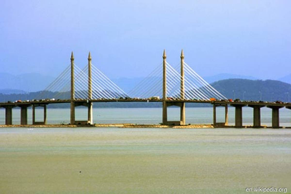 Penang Bridge power cables catch fire, causing massive traffic jam