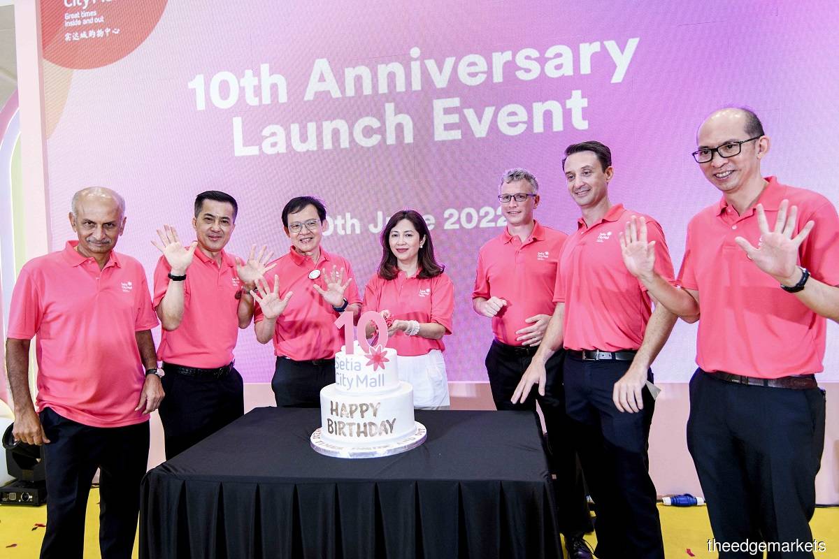 (From left): Lendlease Malaysia chairman Dinesh Nambiar; Tan; S P Setia deputy president and COO Datuk Seri Koe Peng Kang; Lendlease Malaysia managing director Yong Su-Lin, Lendlease CEO Asia Justin Gabbani; Lendlease Malaysia project director, The Exchange TRX and head of retail Mitchell Wilson; and S P Setia divisional general manager Tan Siow Chung at the 10th anniversary launch event on Thursday (June 30). (Photo by Mohamad Shahril Basri/The Edge)